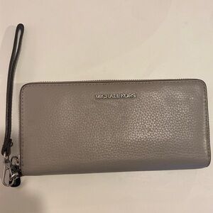 Michael Kors Mercer Continental Zip Wallet